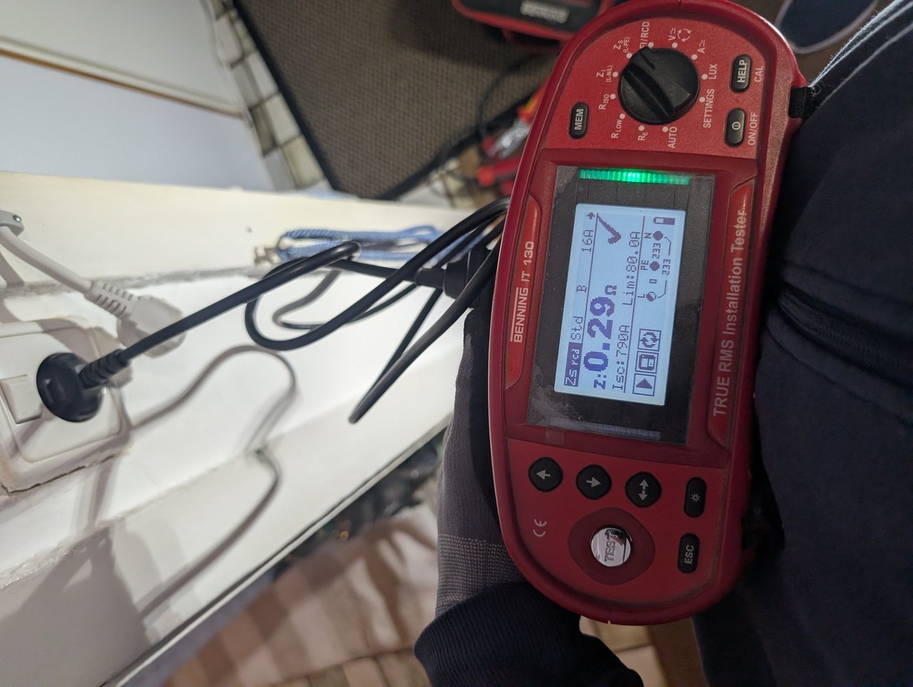 Benning-Installationstester bei einer elektrischen Messung