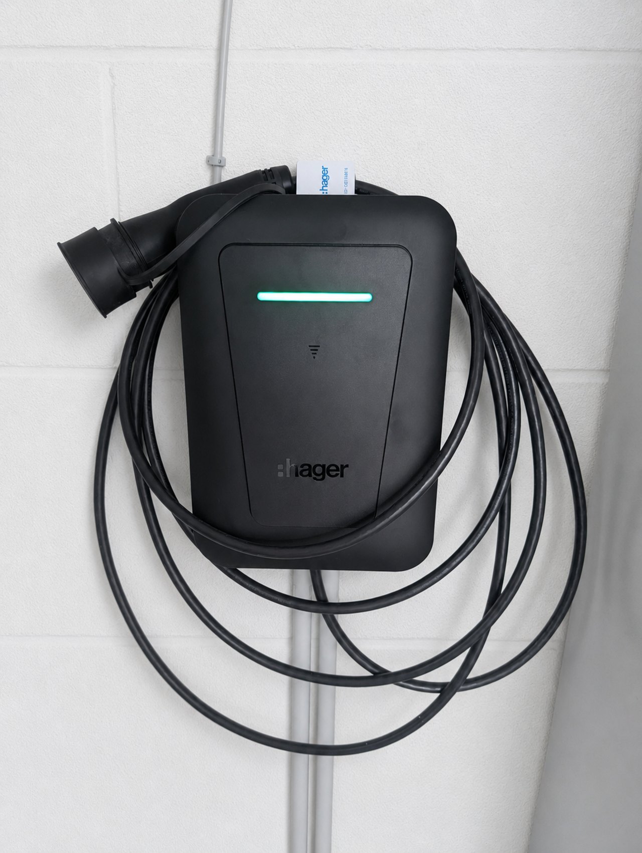 Von Albrecht Elektrotechnik installierte Hager-Wallbox an einer Wand